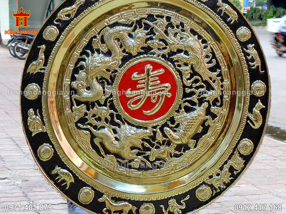 Từng đường nét trên sản phẩm được chạm khắc vô cùng tỉ mỉ mang giá trị nghệ thuật cao